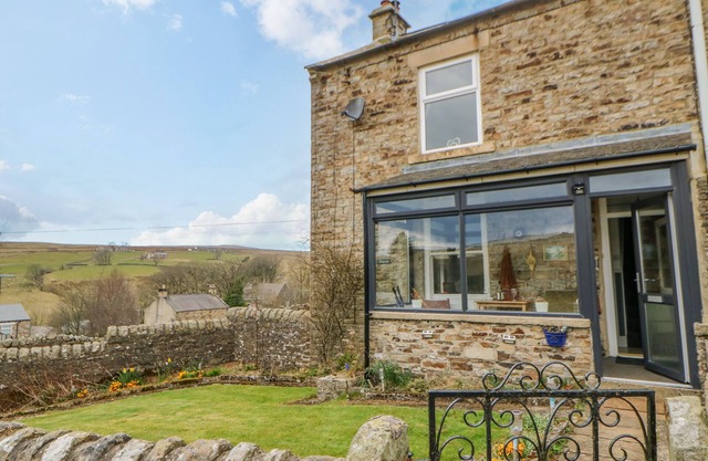 1 BRAESIDE, pet friendly, character holiday cottage in Wearhead
