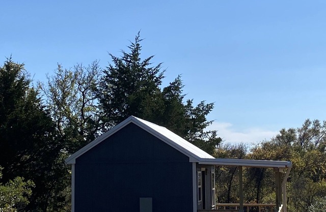 #1 cabin,Cozy remote location with large porch -close to Wheeler &Shamrock