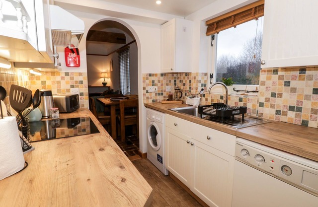 1 LITTLE RIPPLE COTTAGES, romantic, character holiday cottage in Wye
