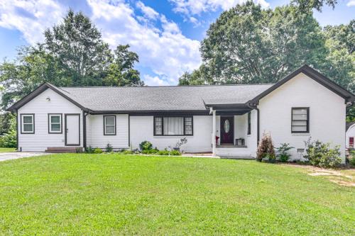 1 Mi to Dtwn Monroe Family-Friendly Duplex!