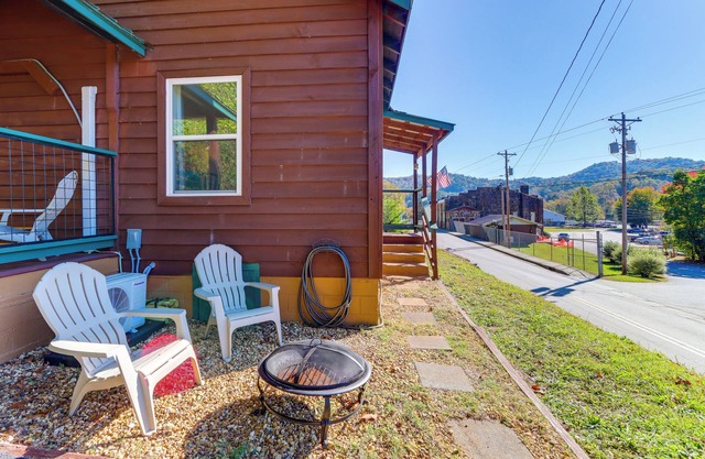 < 1 Mi to Dtwn: Pet-Friendly Cabin in Murphy!