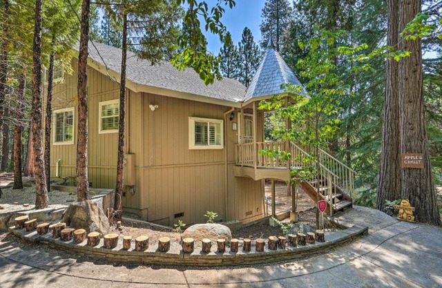 1 Mi to Jenkinson Lake Apples Chalet with Deck