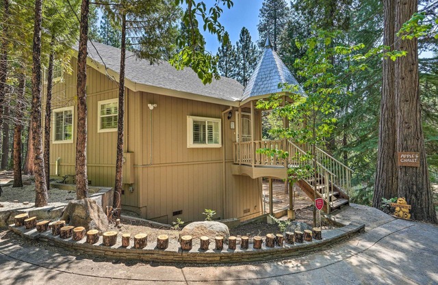 1 Mi to Jenkinson Lake: ‘Apple’s Chalet’ w/Deck