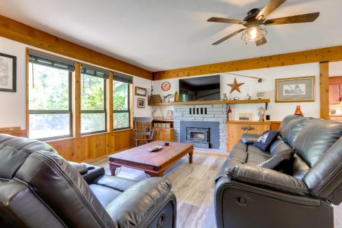 1 Mi to Lake Hot Tub Haven in Pollock Pines!