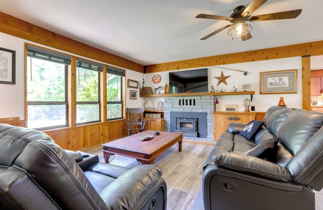 1 Mi to Lake: Hot Tub Haven in Pollock Pines!