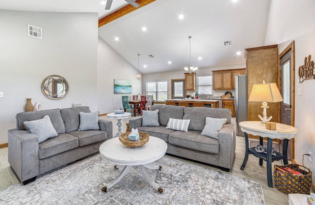1 Mi to Lake Texoma: Family Retreat w/Yard
