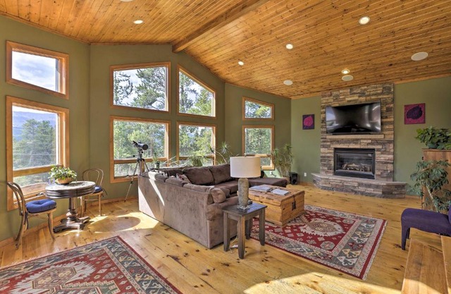 1 Mi to Ski Breckenridge Home with View and Hot Tub