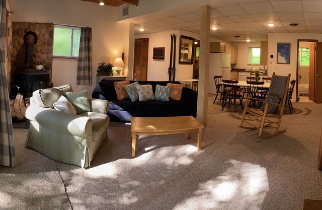 1 mile to Mt Snow, Pet friendly 2BDR clean