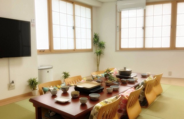 1 minute walk from the station in a good location! Accommodates 10 people! Rooftop BBQ available! Renovated! 3 bedrooms! 7 minutes to USJ! It takes 10 minutes to Namba by train! WIFI available