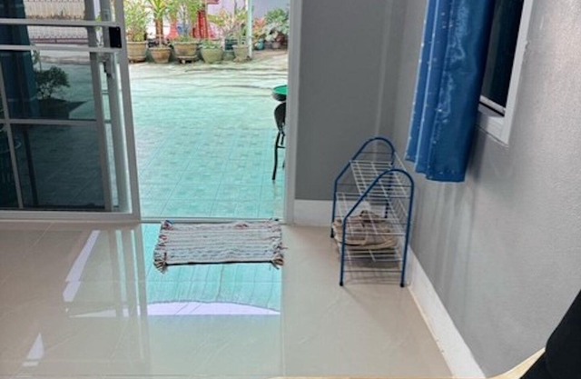 1 minute walk to the tourist strip ! New guest house on quiet Soi Great location