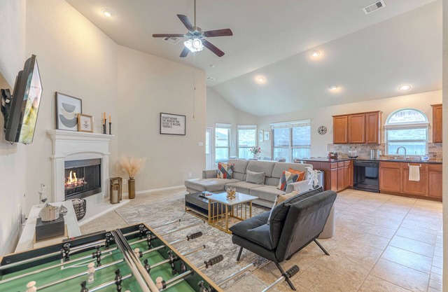 1 story, foosball, COZY 3 bedroom in The Woodlands ! !