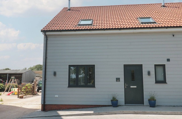 1 THE STABLES, family friendly, with open fire in Watchfield