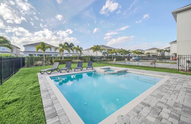 10 Mins Disney/Private Pool and Hot Tub/Movie Room/Foosball/On Site Dining