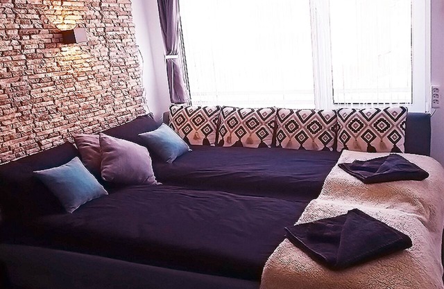 10 minutes walk to North Park, 5 minutes to Beli Dunav metro station.