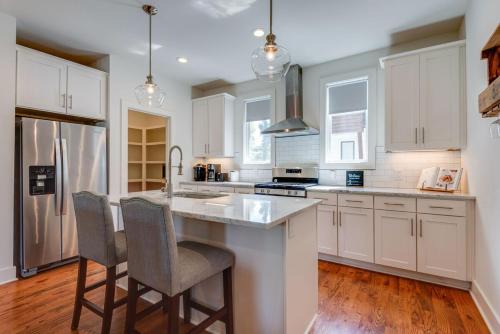 10 Percent OFF New Home Downtown Sleeps 8