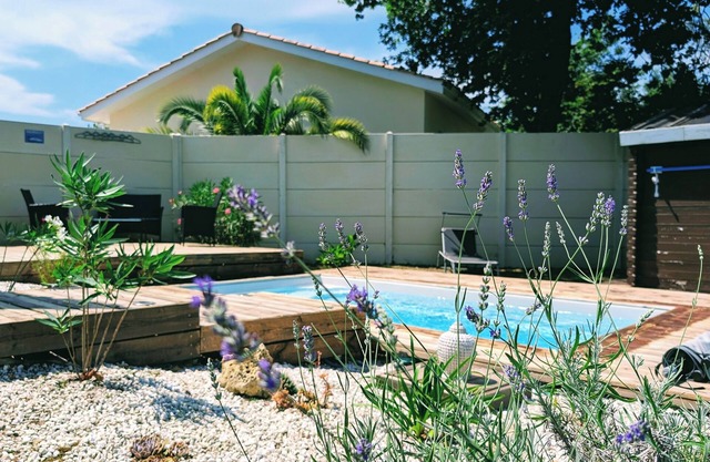 10-person complex, heated swimming pool and jacuzzi overlooking vineyards
