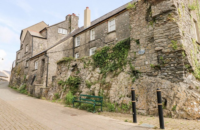 10 WESTGATE HILL, family friendly, with open fire in Pembroke
