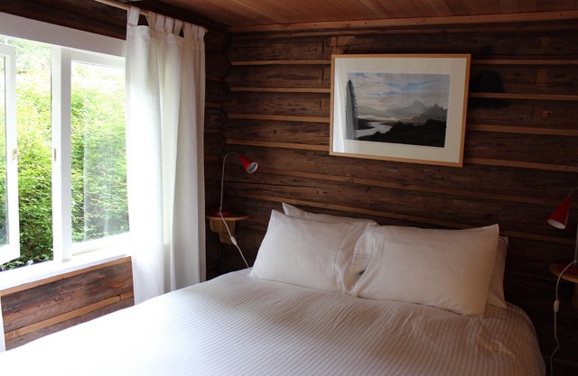 100 Year-Old Log Cabin Lovingly Restored - With New Bathroom And Kitchenette