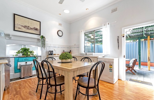 100 Year Old Cottage walking distance from Shops and Cafes.