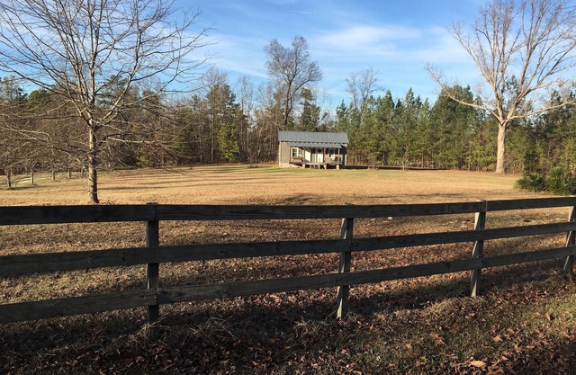 100 year old Restored Cottage with modern comforts near Milledgeville Ga. & Lake