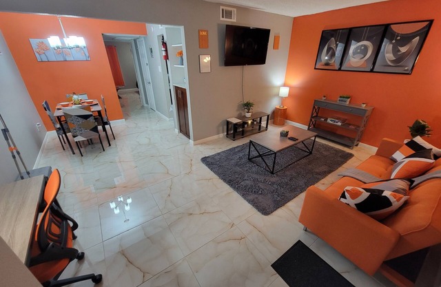 10mins from NRG, MED CENTER, GALLERIA, DOWNTOWN, CHINATOWN Pool+Covered Parking
