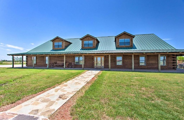 11-Acre Krum Cabin with Jungle Gym and Sand Volleyball