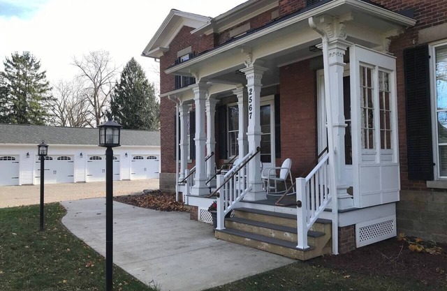 #11 Full kitchen, private w/easy highway access
