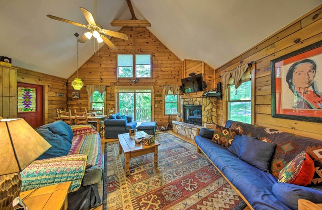 11 Mi to Calaboose Cellars: Marble Cabin w/Deck!
