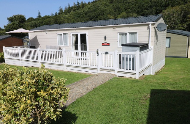 116 WOODPECKER LODGE, pet friendly in Llanarth