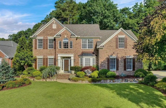 12 guest, family &dog friendly home on ½ acre in Wake Forest, NC