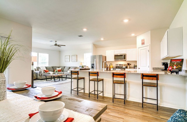 12 Mi to Avery Island: Spacious Family Home!