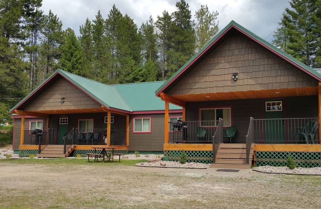 12 minute drive to Glacier National Park ~Trout Run Cabin at Lazy Bear Lodging