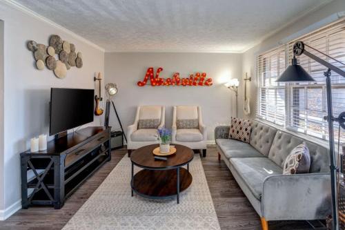 12 South Home Close to Honky Tonks & Bars