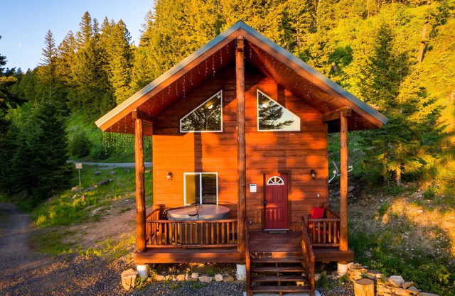 14 miles to Yellowstone entrance. Private HOT TUB.