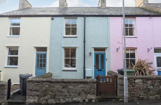 14 ROSE HILL, family friendly, with a garden in Beaumaris