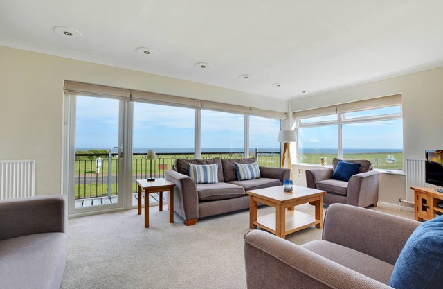 15 Clifton Park - Three Bedroom House, Sleeps 6