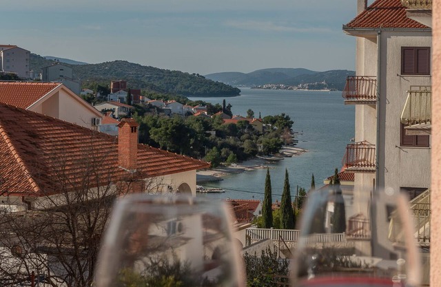 15 mins from Split airport 200 meters to beach - walking distance to amenities