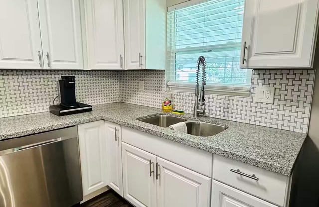 15 Minutes away from downtown. Entire guest house.