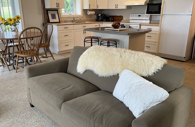 16 acre pet friendly one bedroom apartment on hobby horse farm.