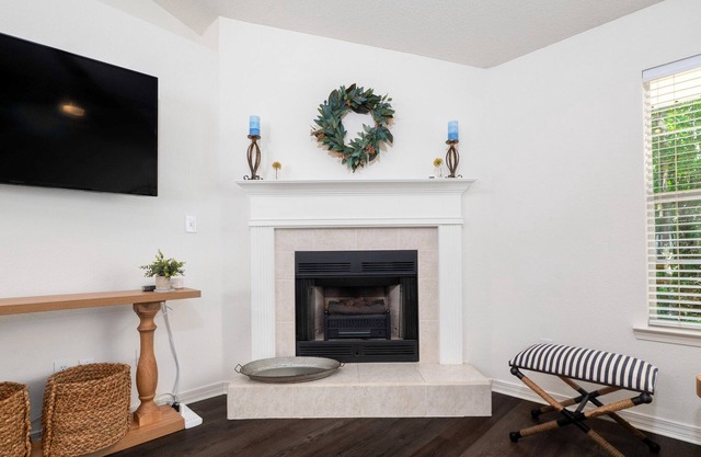 +1600sf Quiet with Parking Stocked Kitchen Workspace