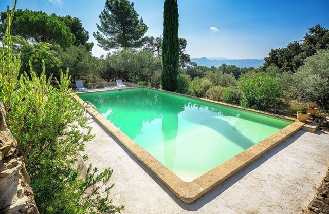 17 km from Aix, Domaine Clément, 7ha of tranquility on Sainte-Victoire