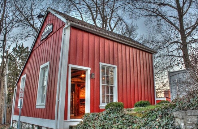 1790's Renovated Barn, Main Street St. Charles, Hot Tub in private backyard!