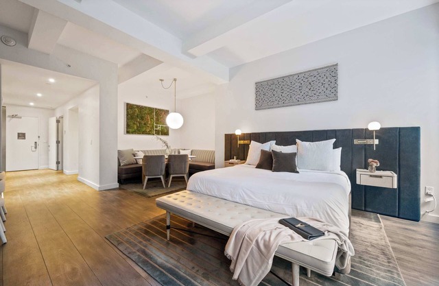 17John: Grand King Suite Apartment