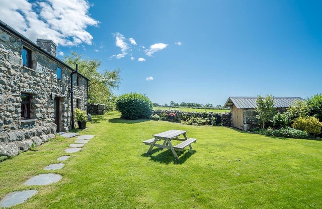 17th Century Holiday cottage with hot tub and sea views in Dyffryn Ardudwy Snowdonia | Y-Felin