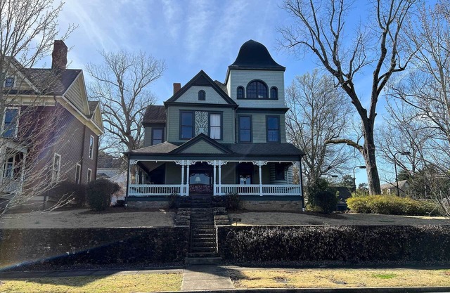 1800s Historic Home w/all new modern amenities for a one of a kind stay!