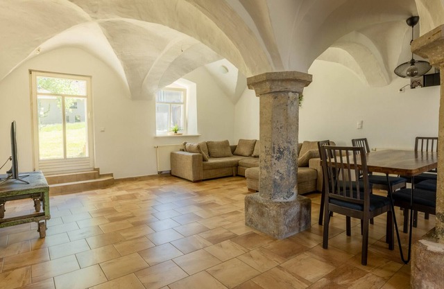 1806 4 bedroom vaulted studio between L and DD