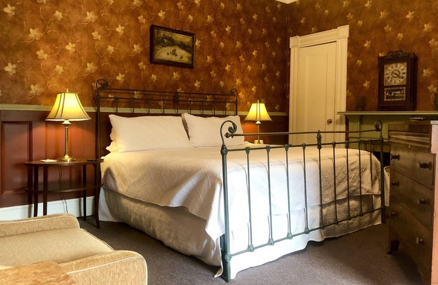 1830s Historic Inn Ithaca NY, Room 8