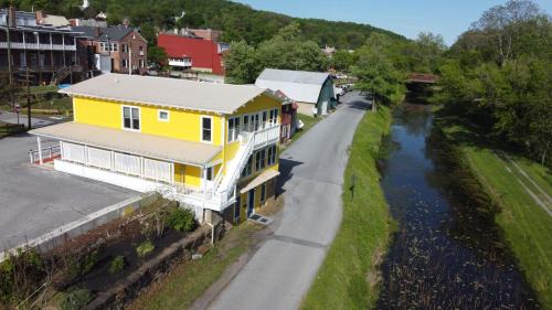 1878 RiverRun B&B - Waterfront, Self-Serve Breakfast, WiFi, Trail and River access