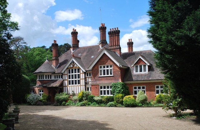 1886 Victorian Mansion set in amazing gardens with Lake