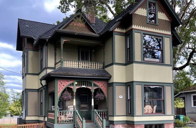 1895 Historic Retreat charming & updated - blocks from downtown